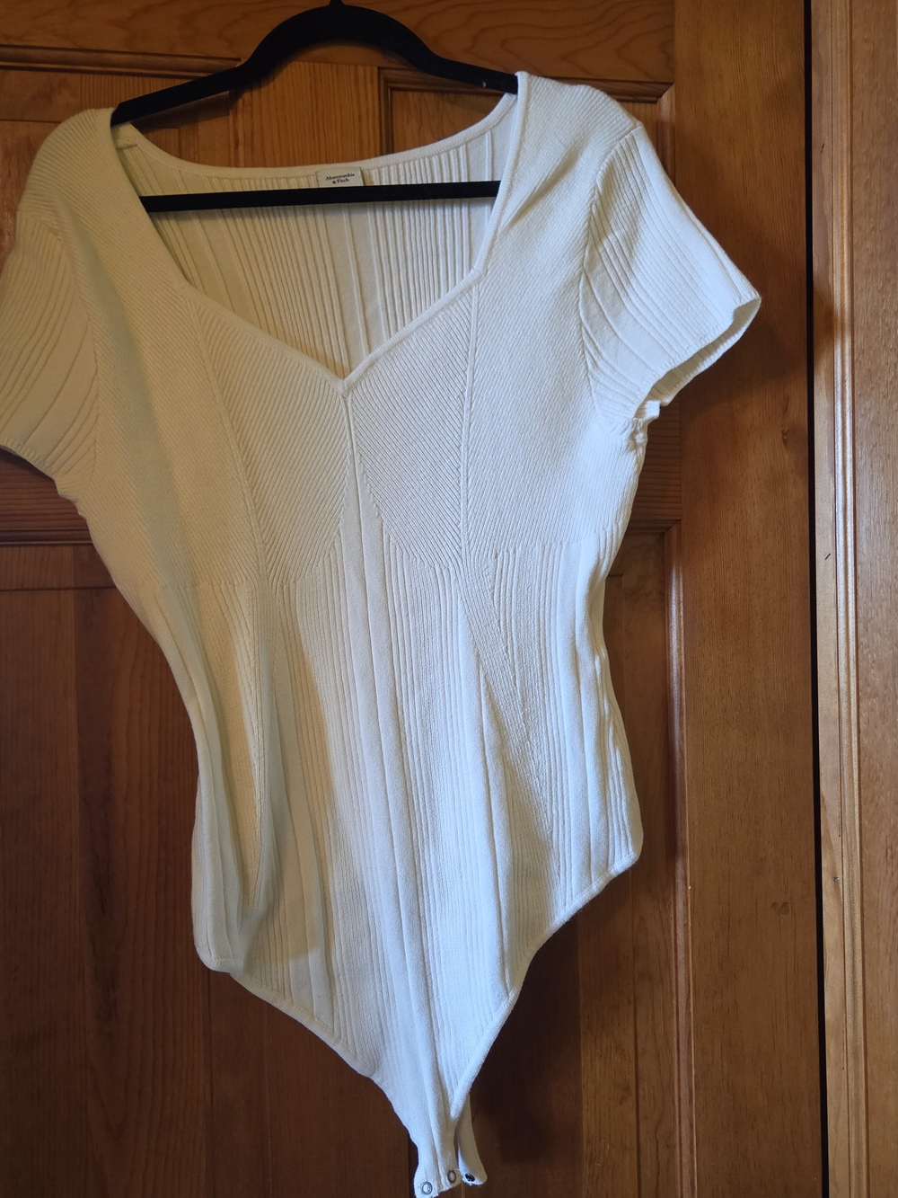 Abercrombie & Fitch Ivory Ribbed V‑Neck Short Sleeve Bodysuit
